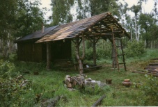 Stavba přístřešku naší chaty - červen 1997